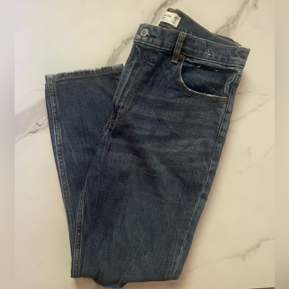 NEW WITHOUT TAGS- ABERCROMBIE AND FITCH 28/6 short. Hole on each knee. - Picture 2 of 4